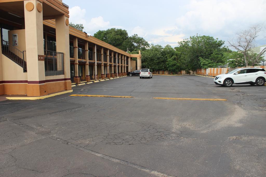Tampa Inn Near Busch Gardens Zewnętrze zdjęcie