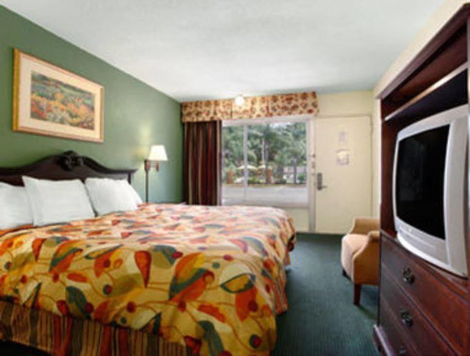 Tampa Inn Near Busch Gardens Zewnętrze zdjęcie